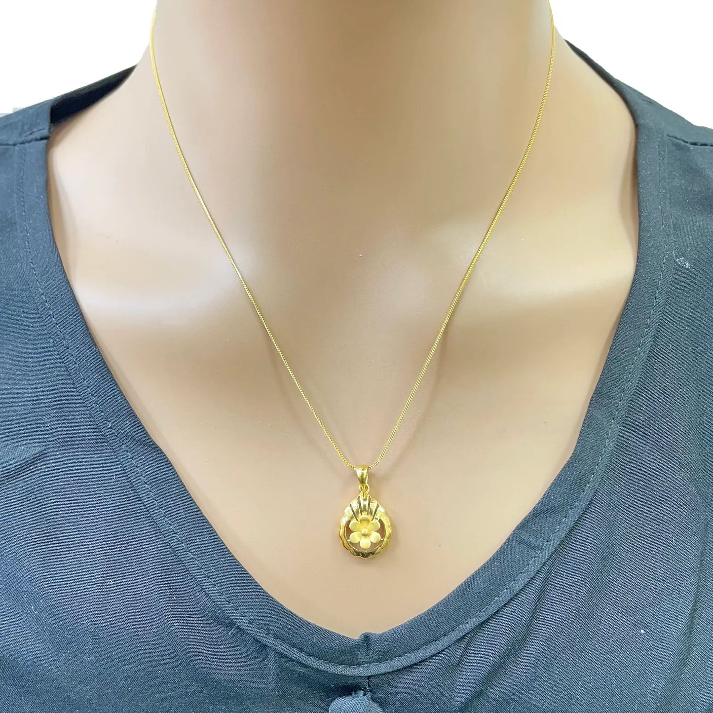 22ct Yellow Gold Floral Open Circle Scallop Pendant & Earring Set Jewellery Set