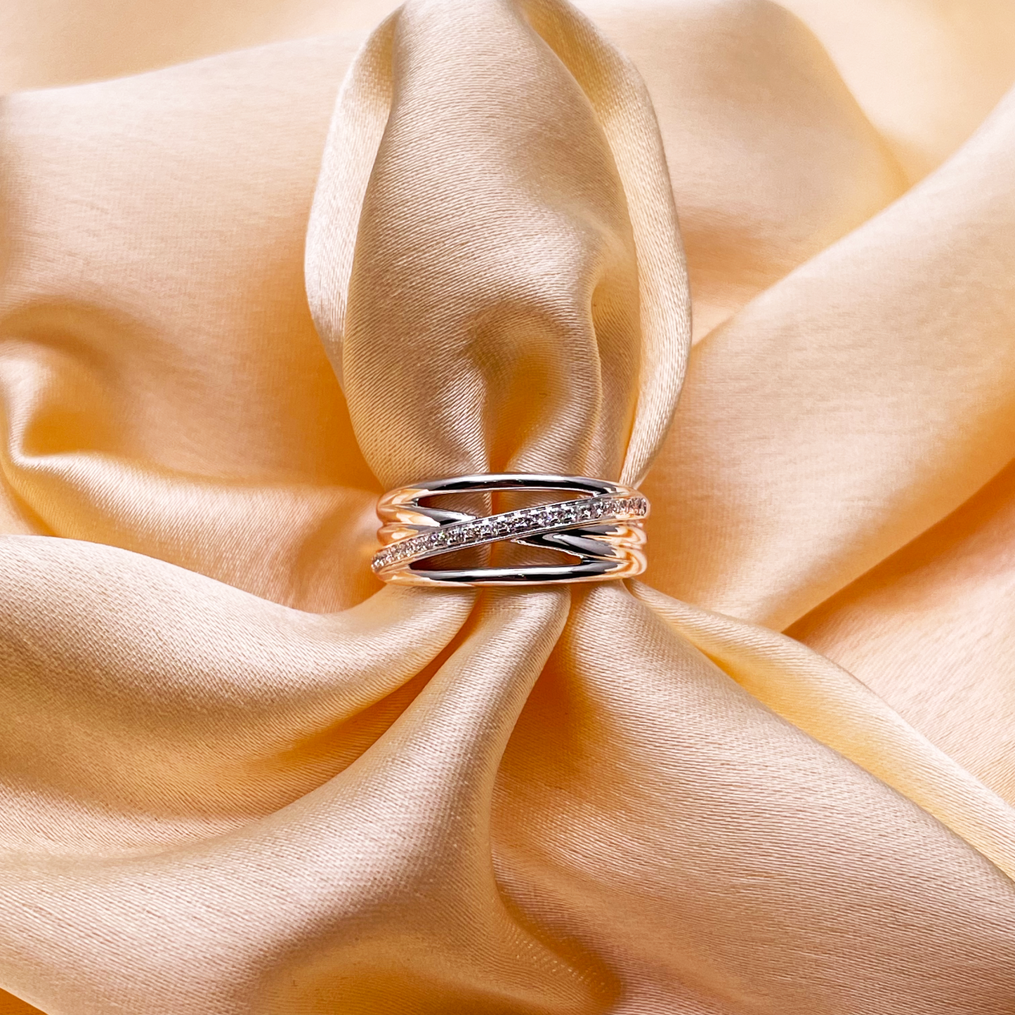 18 kt witgouden diamanten gepolijste crossover half eternity ring 0,12 ct