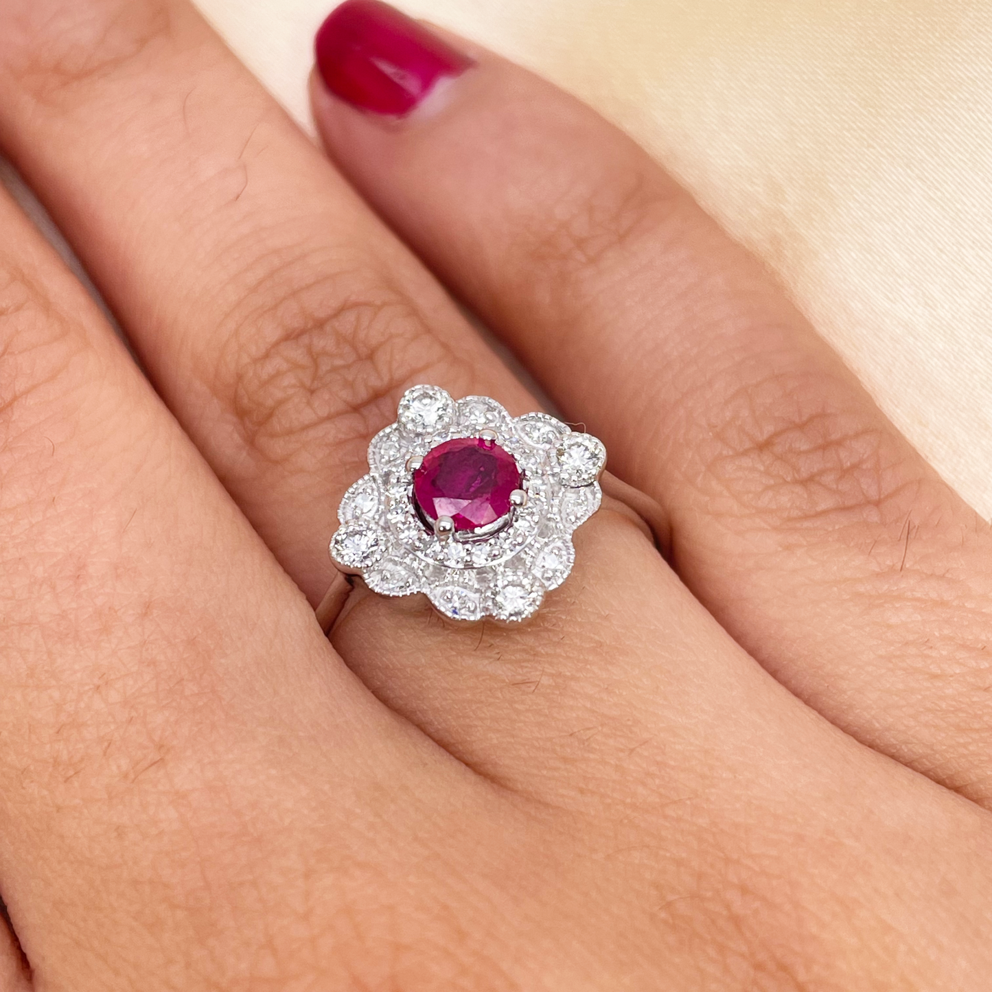 14kt witgouden ring met ronde rode robijn en diamant cluster met milgrain 0,72ct