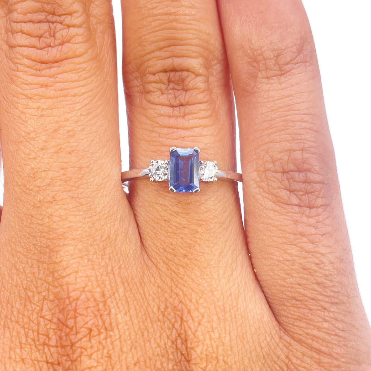 18-karaats gouden ring met saffier en diamant, natuurlijke ronde en smaragd slijpvorm, drie stenen 0,80ct
