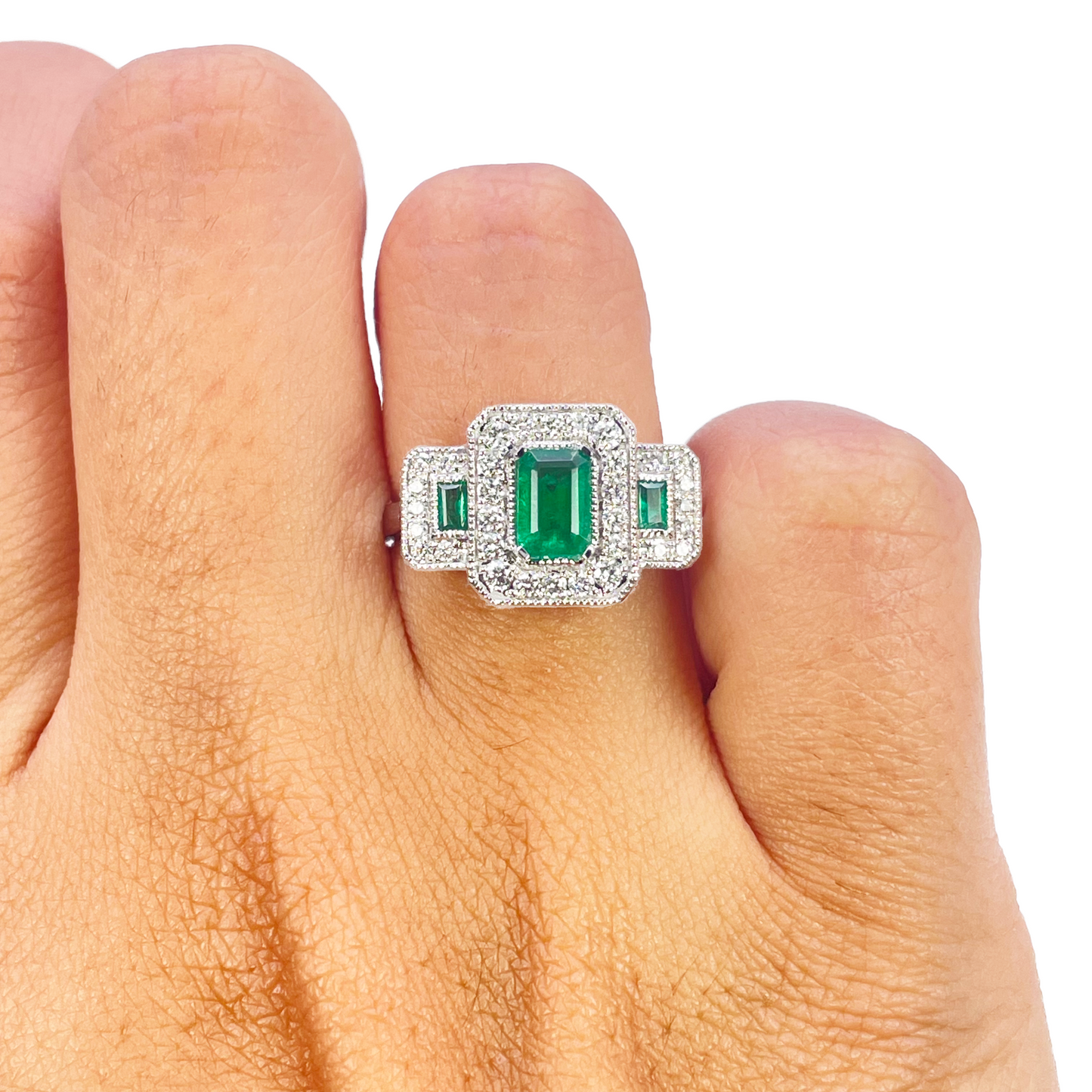 18-karaats gouden ring met natuurlijke smaragd en diamant, halo, ronde en smaragd slijpvorm 0,95ct