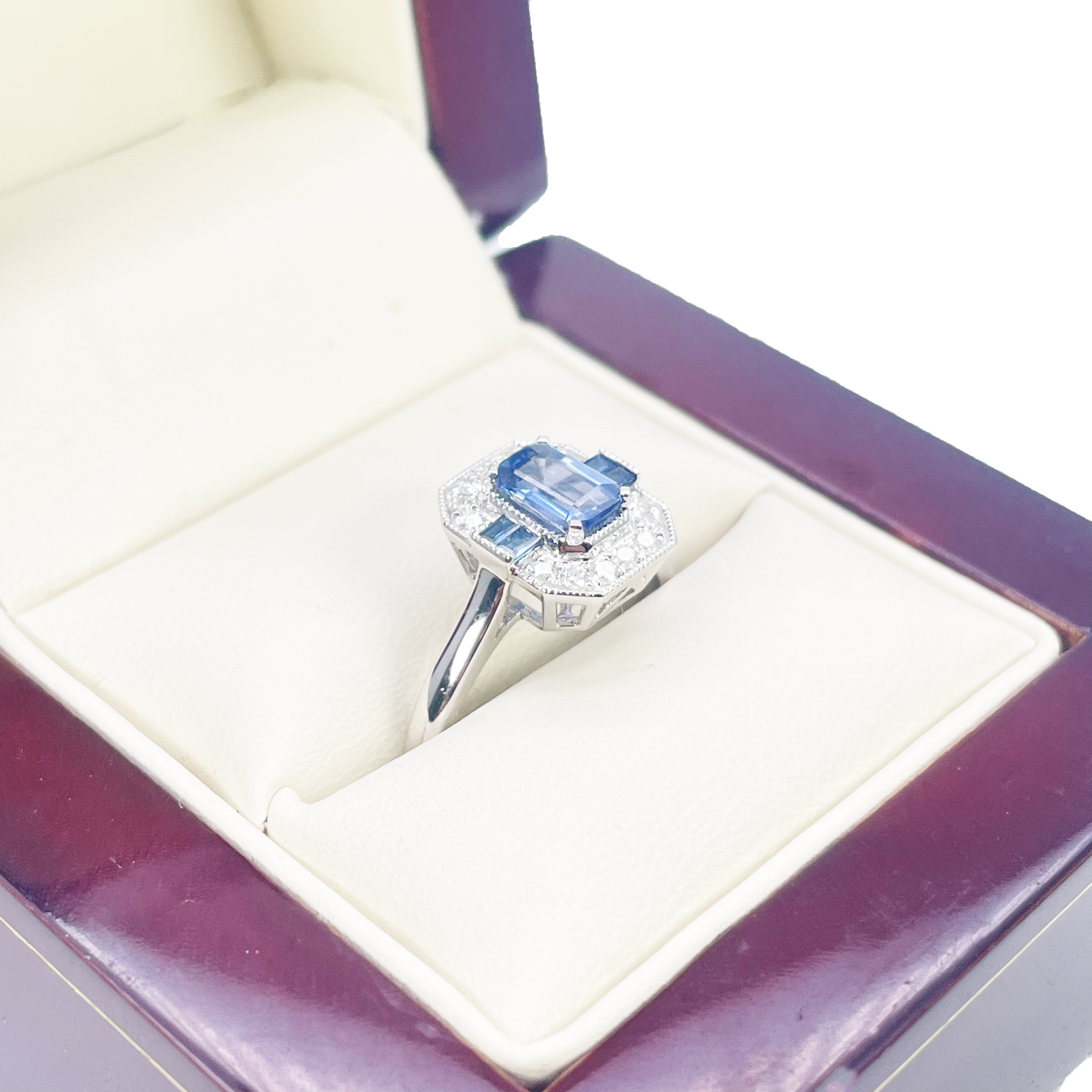 18-karaats gouden ring met natuurlijke saffier en diamant, halo, ronde en smaragd slijpvorm 1,00ct