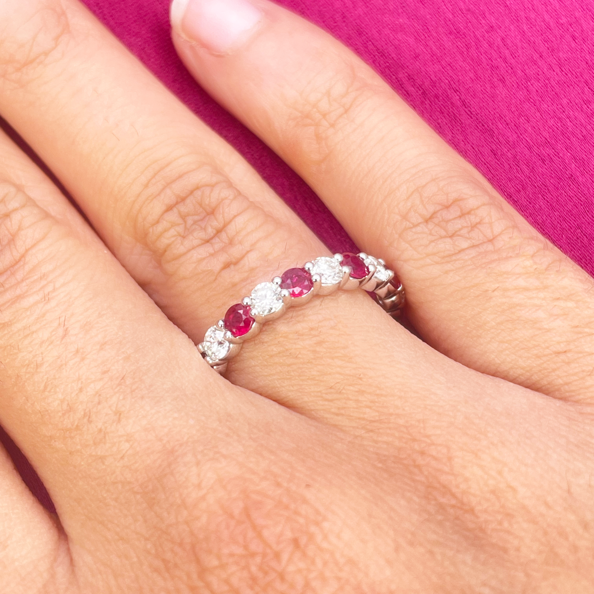18kt gouden natuurlijke ronde diamant & robijn halve eternity stapelbare ring 1,05 ct