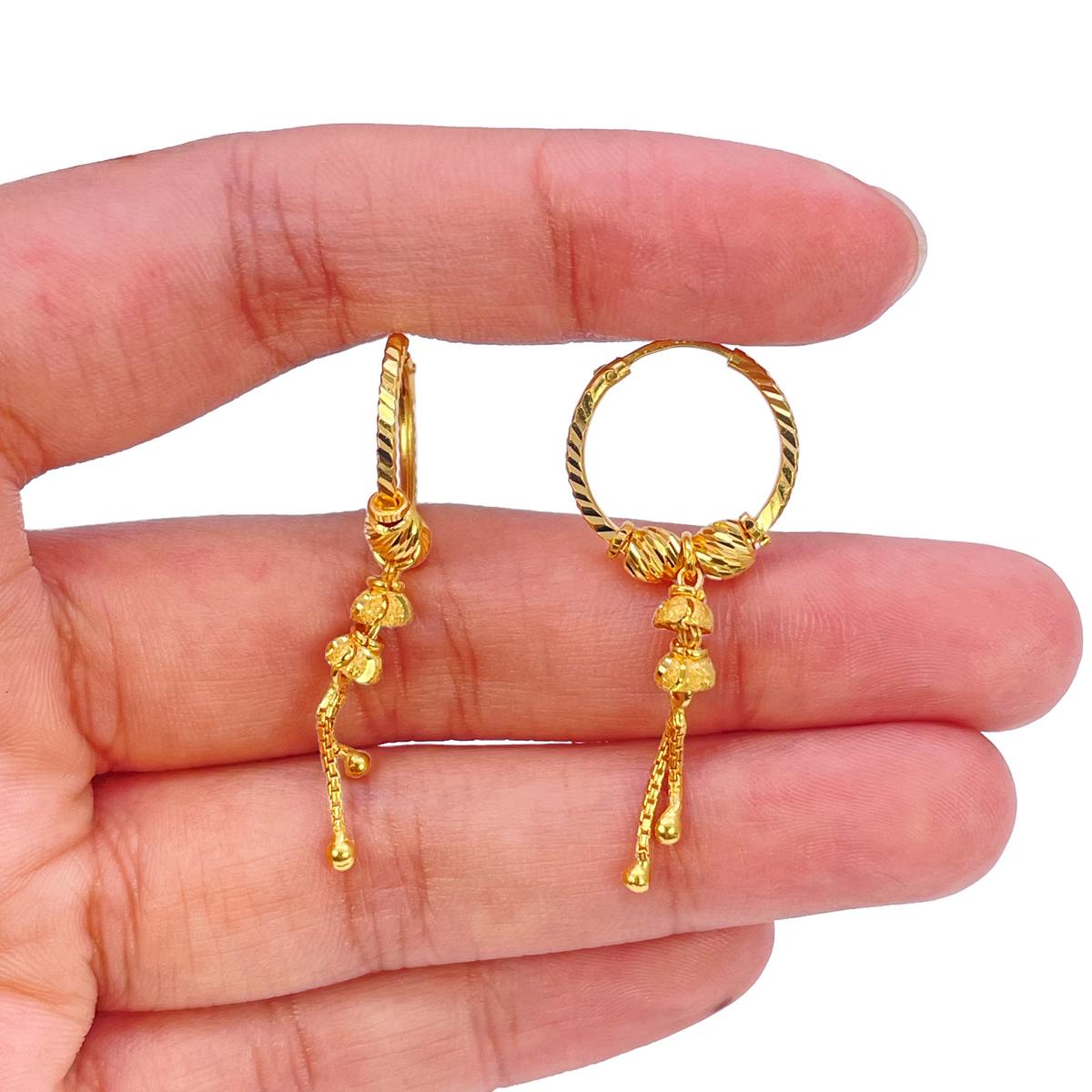 22kt geelgouden oorbellen met diamantgeslepen kralen en druppelvormige huggie-hoepel, 14 mm