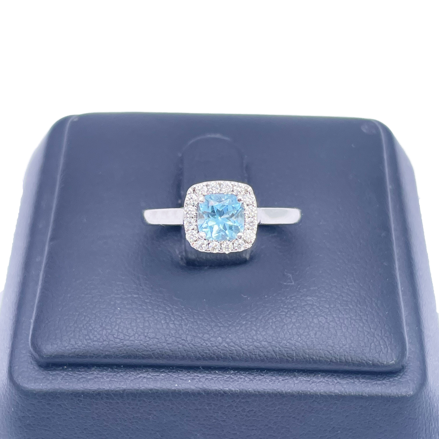 18kt witgouden aquamarijn- en diamant halo cluster kussenvormige ring 0,70ct