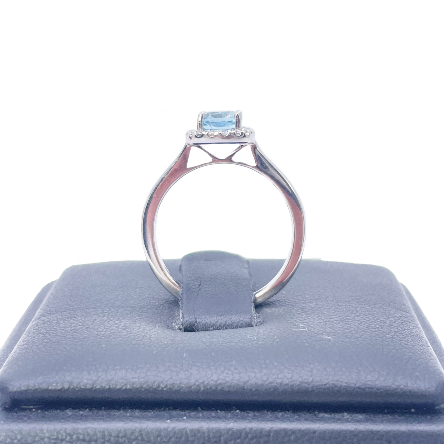 18kt witgouden aquamarijn- en diamant halo cluster kussenvormige ring 0,70ct