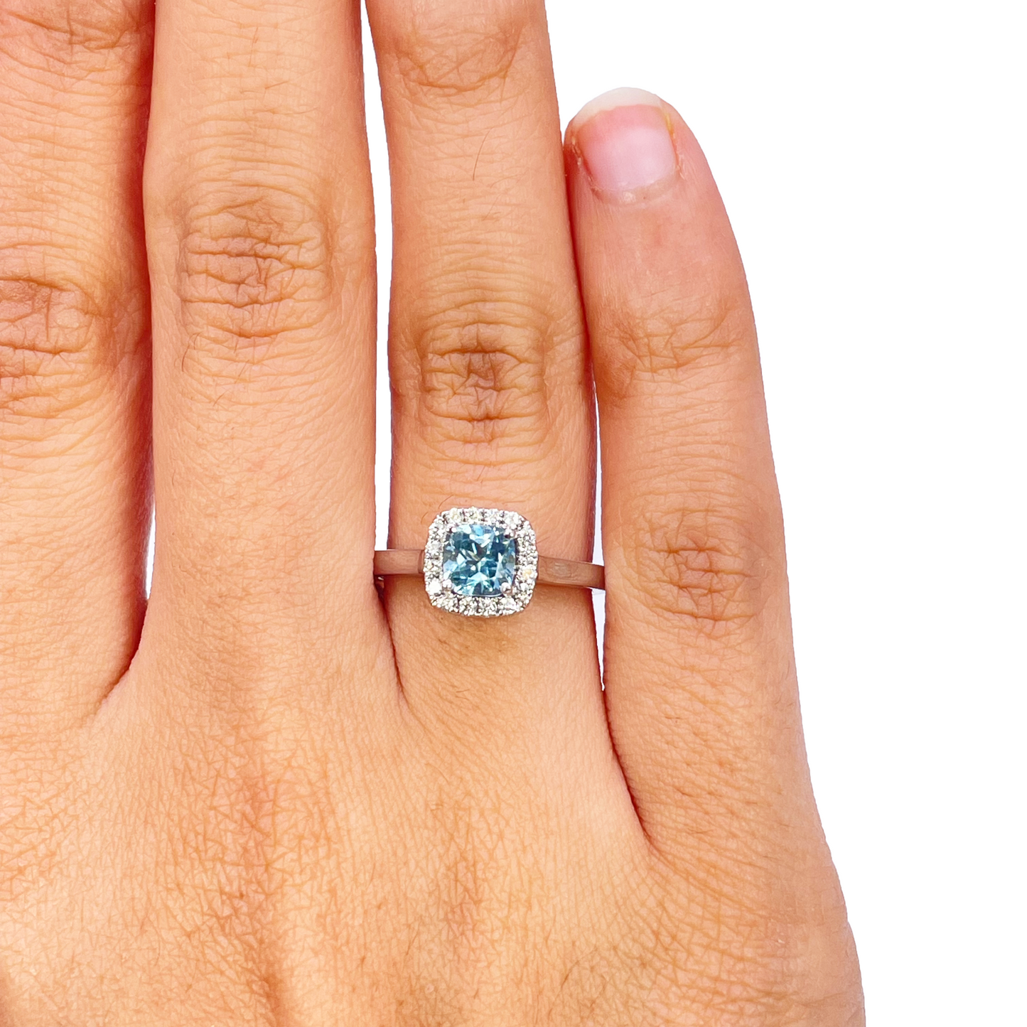 18kt witgouden aquamarijn- en diamant halo cluster kussenvormige ring 0,70ct