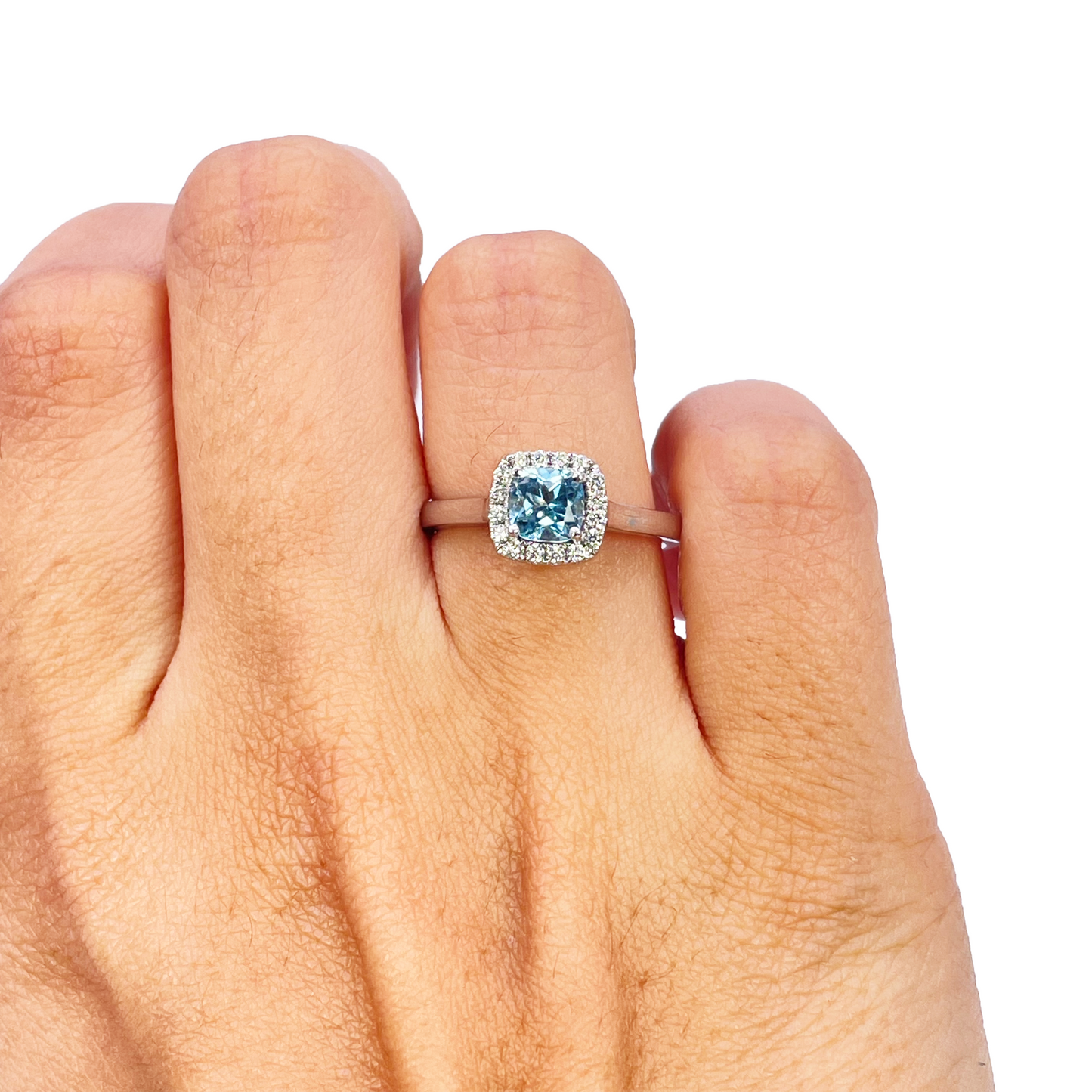 18kt witgouden aquamarijn- en diamant halo cluster kussenvormige ring 0,70ct