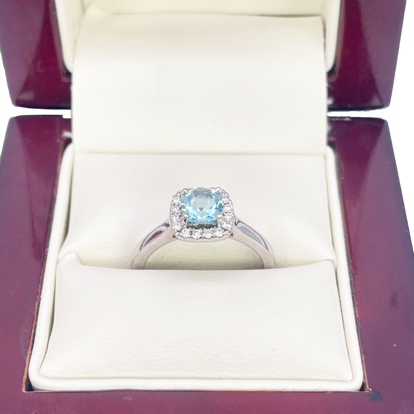 18kt witgouden aquamarijn- en diamant halo cluster kussenvormige ring 0,70ct