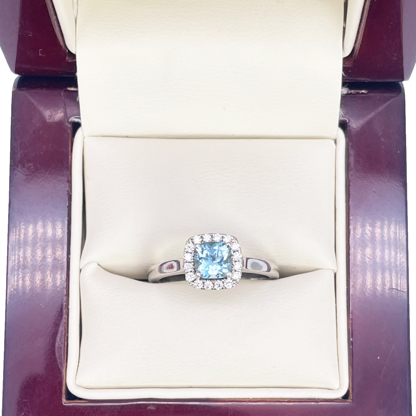 18kt witgouden aquamarijn- en diamant halo cluster kussenvormige ring 0,70ct