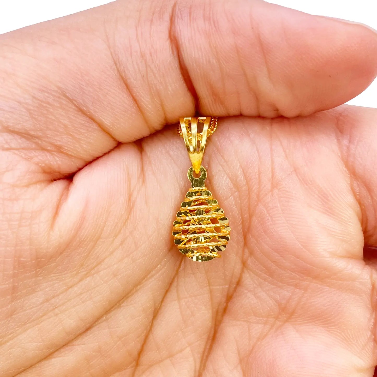 22ct Gold Pear Shaped Pendant Diamond Cut Mesh High Polished 20 mm Length 