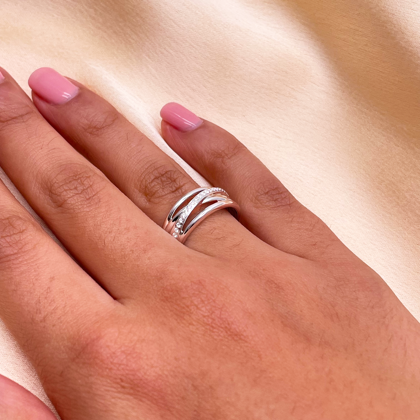 18 kt witgouden diamanten gepolijste crossover half eternity ring 0,12 ct