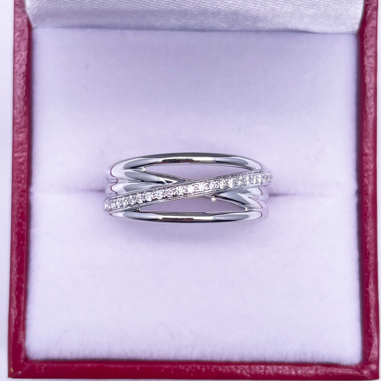 18 kt witgouden diamanten gepolijste crossover half eternity ring 0,12 ct