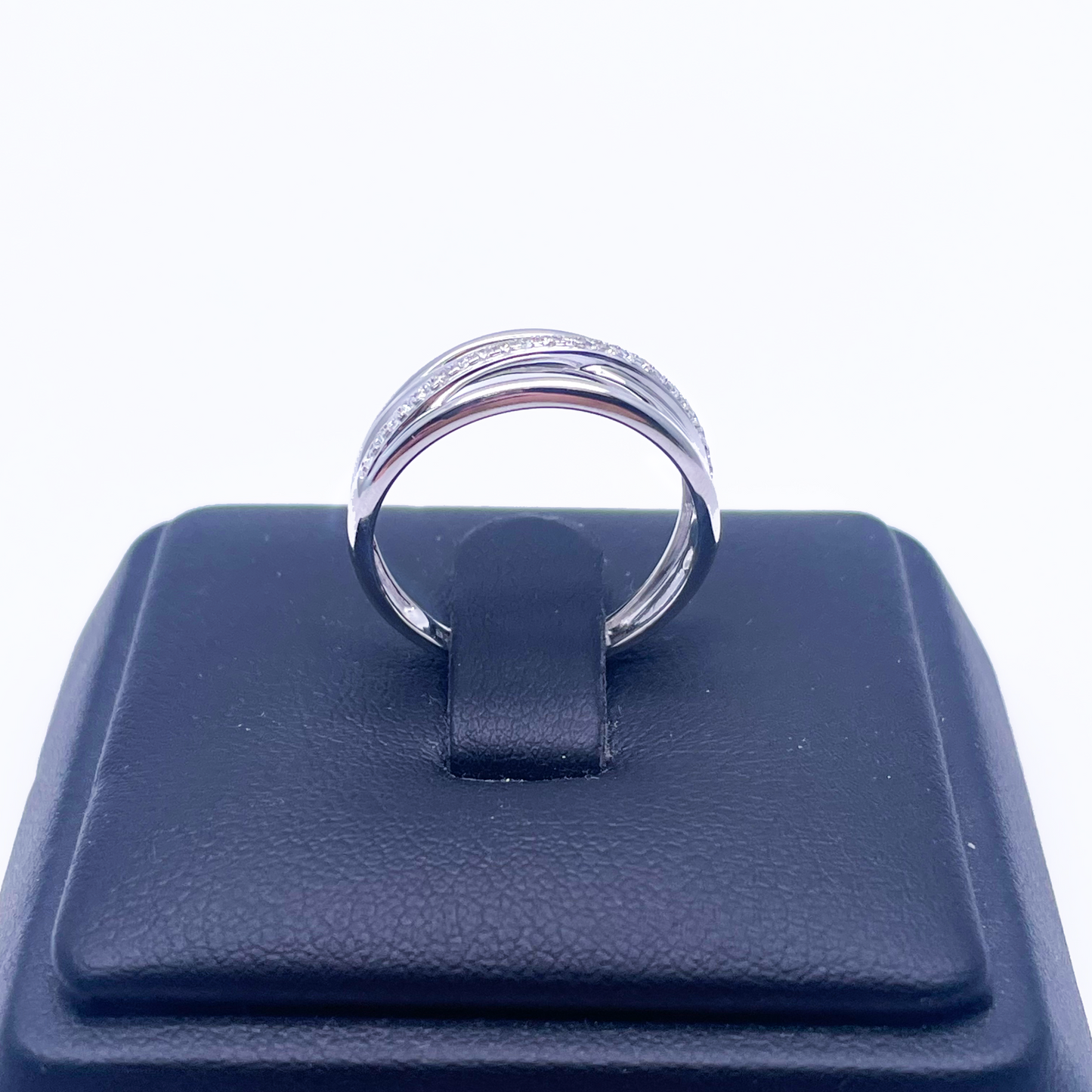 18 kt witgouden diamanten gepolijste crossover half eternity ring 0,12 ct