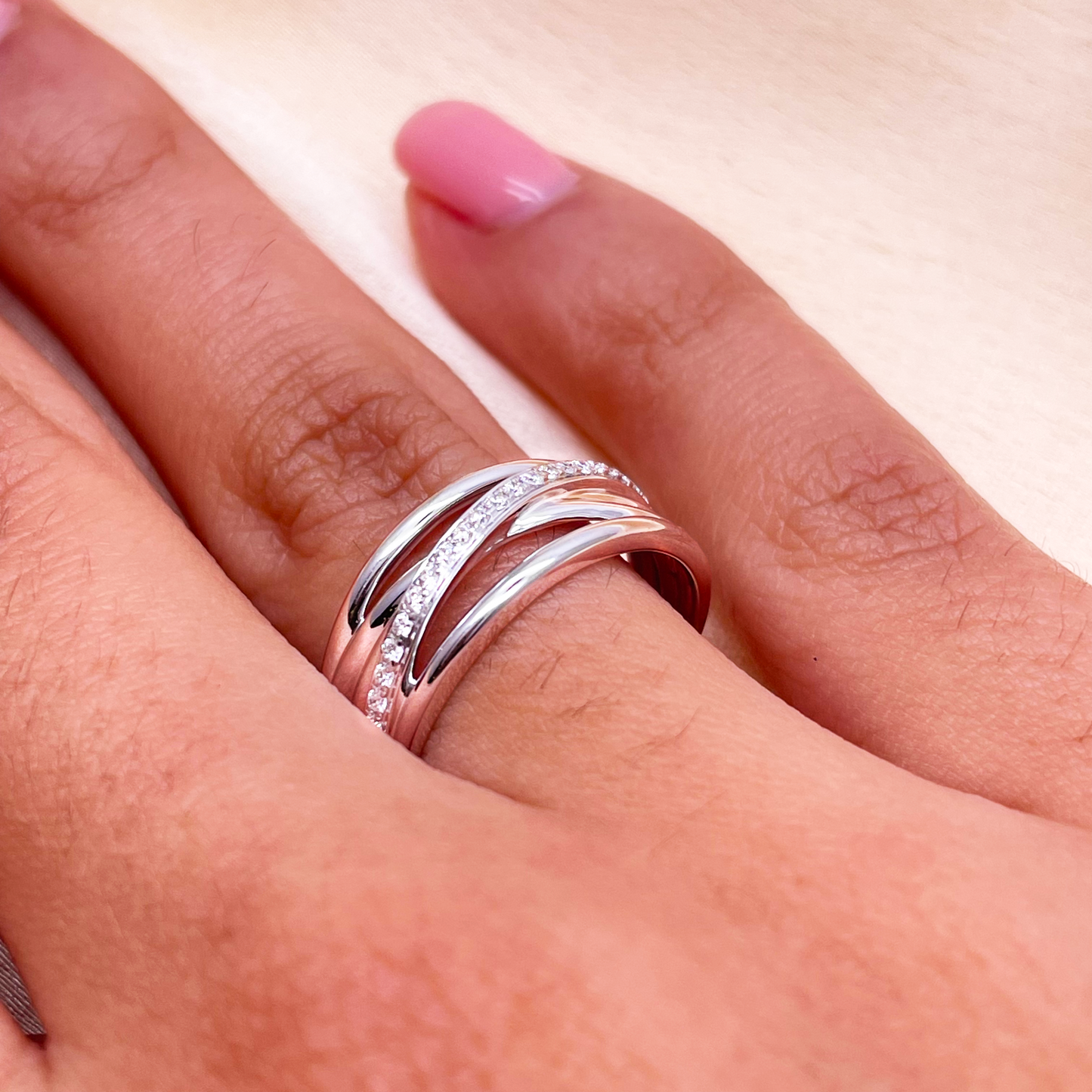 18 kt witgouden diamanten gepolijste crossover half eternity ring 0,12 ct