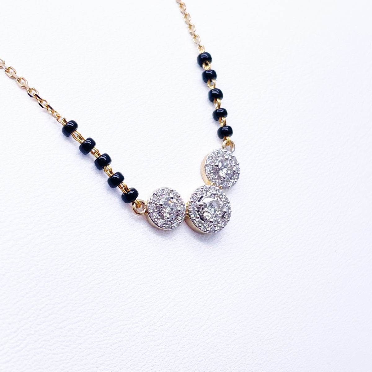 18 kt geelgouden natuurlijke diamant 0,62 ct drievoudige halo hanger mangalsutra ketting gehaltekenmerk