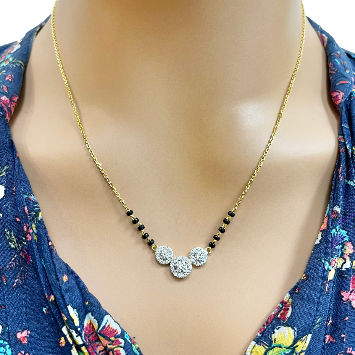 18 kt geelgouden natuurlijke diamant 0,62 ct drievoudige halo hanger mangalsutra ketting gehaltekenmerk