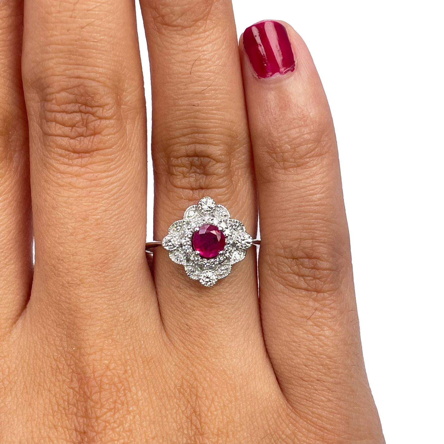 14kt witgouden ring met ronde rode robijn en diamant cluster met milgrain 0,72ct