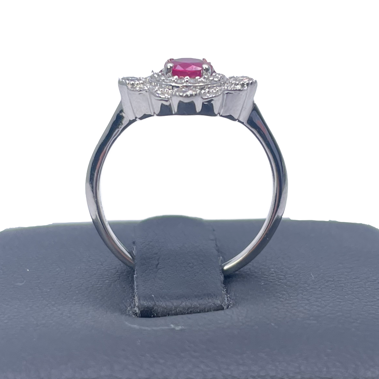 14kt witgouden ring met ronde rode robijn en diamant cluster met milgrain 0,72ct