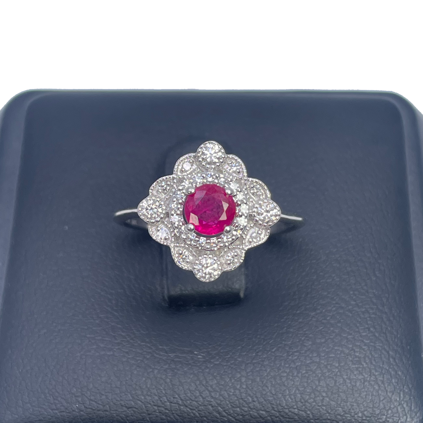 14kt witgouden ring met ronde rode robijn en diamant cluster met milgrain 0,72ct