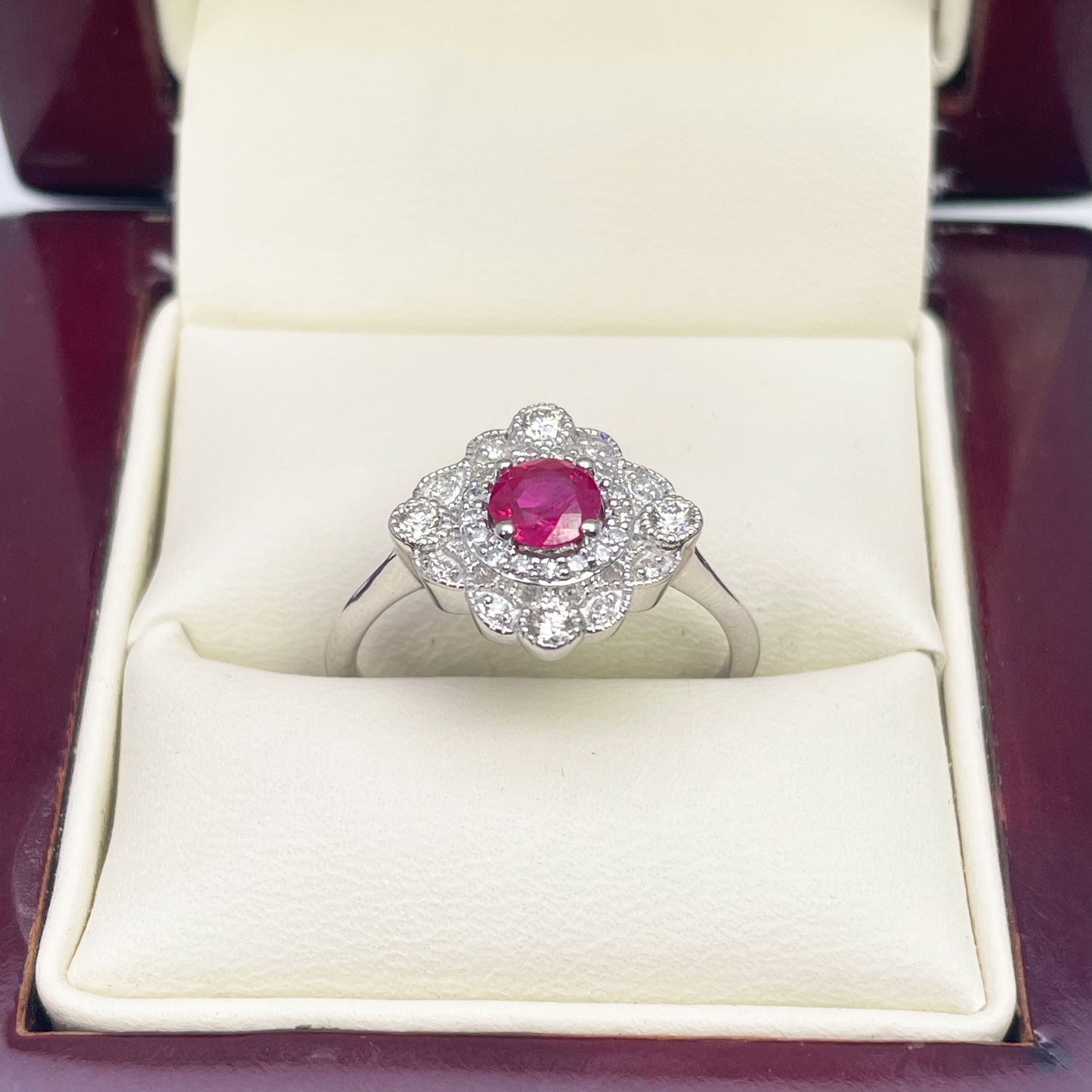 14kt witgouden ring met ronde rode robijn en diamant cluster met milgrain 0,72ct