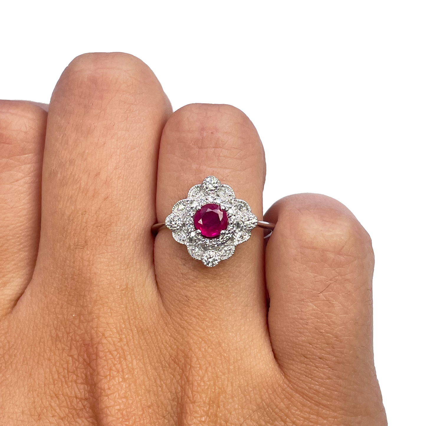 14kt witgouden ring met ronde rode robijn en diamant cluster met milgrain 0,72ct