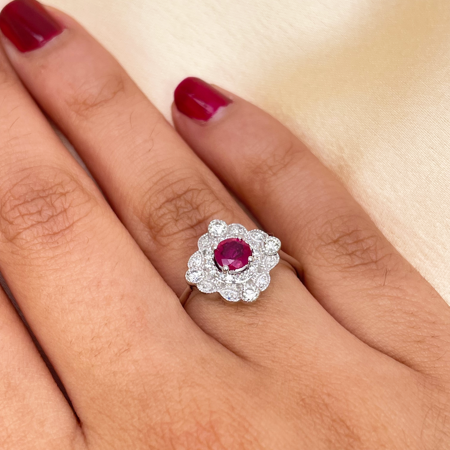 14kt witgouden ring met ronde rode robijn en diamant cluster met milgrain 0,72ct
