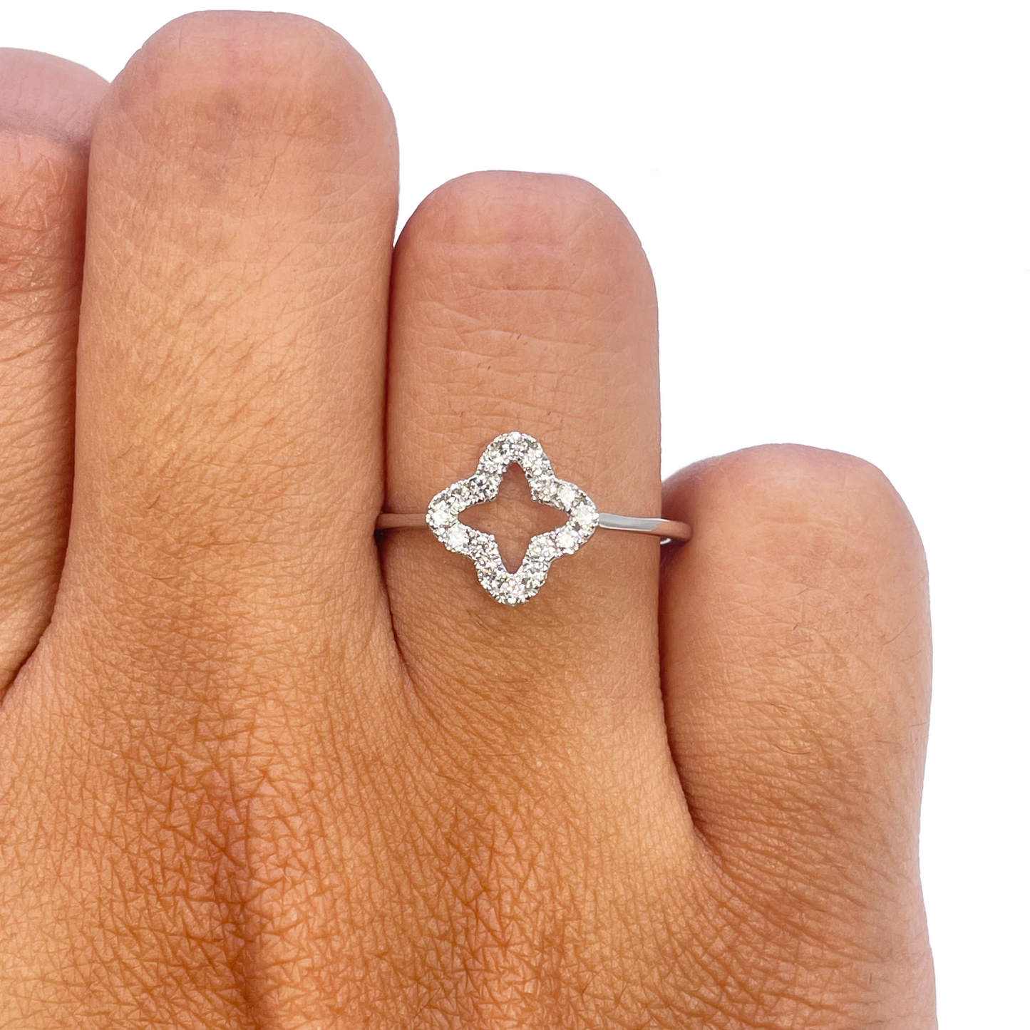 18kt witgouden diamanten klaver/bloemvormige ring 0,19ct