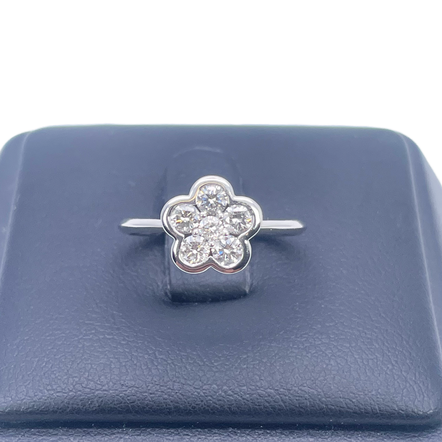 18kt witgouden elegante bloemrijke diamanten ring 0,46ct