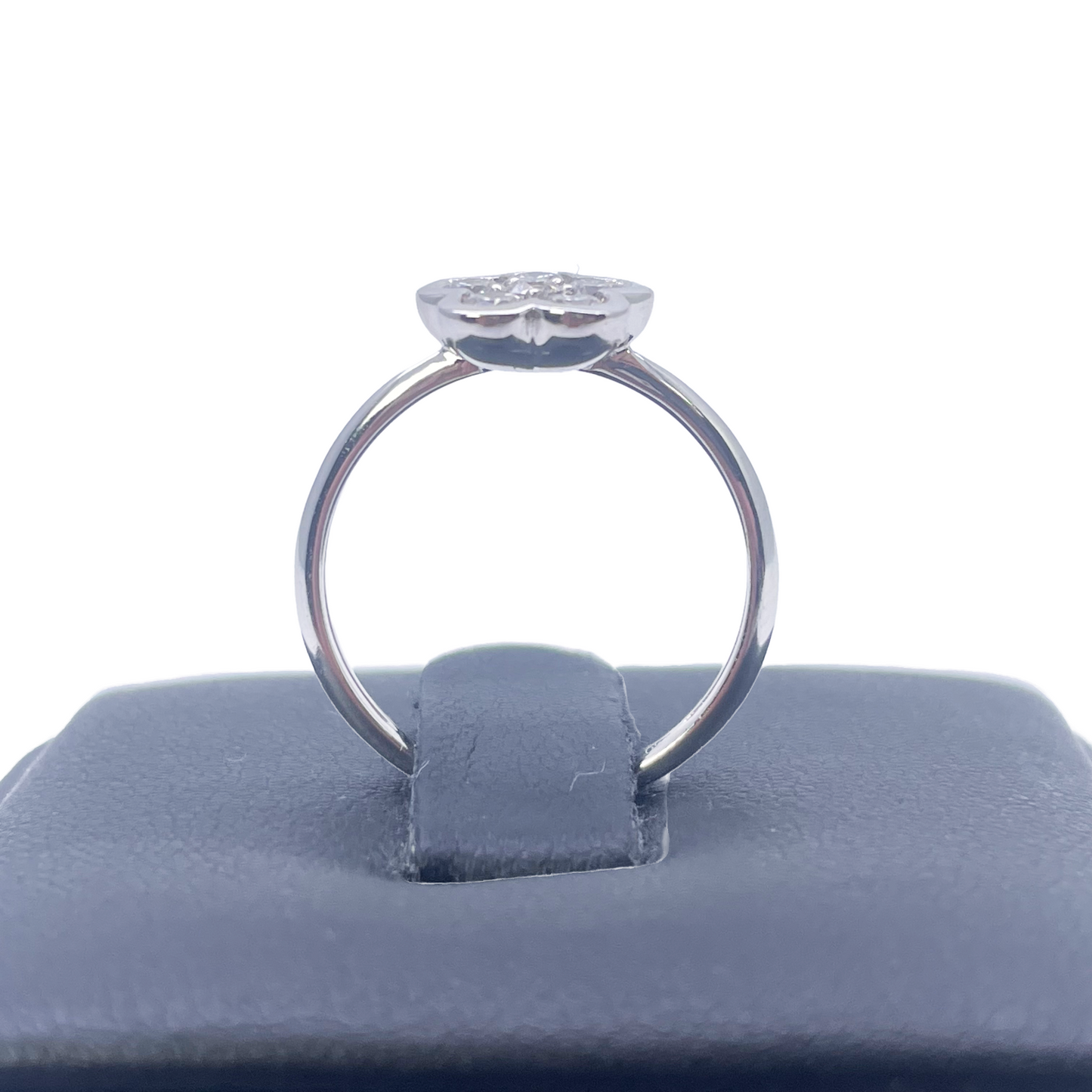 18kt witgouden elegante bloemrijke diamanten ring 0,46ct