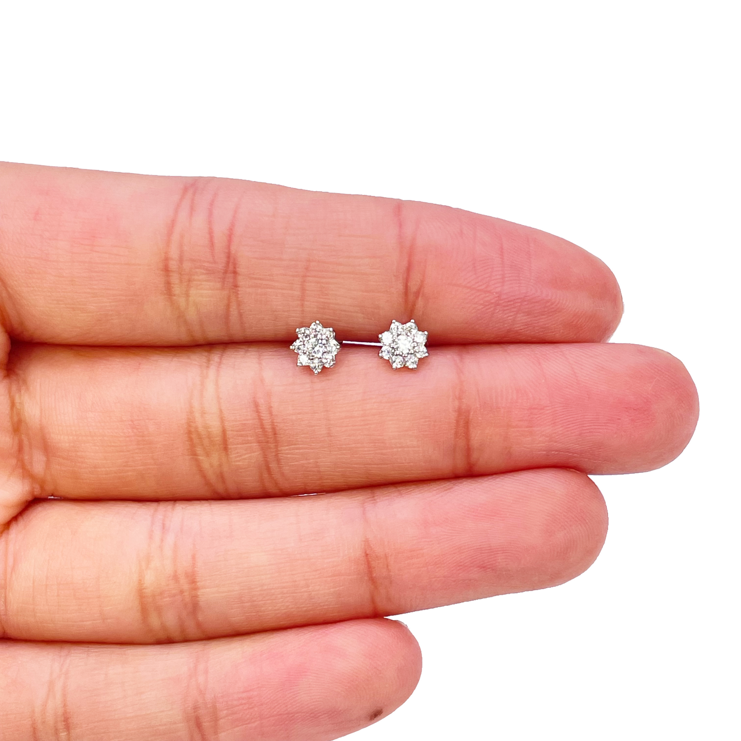 18kt witgouden kinderoorbellen met mooie achtbladige bloem en cubic zirconia, 5,5 mm lengte