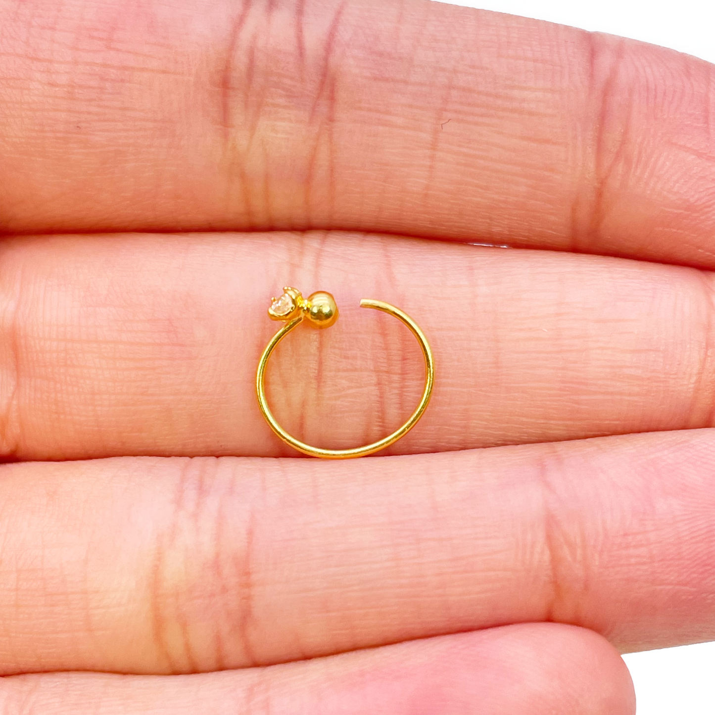 22kt geelgouden mooie kleine neusring, diameter 8,8 mm