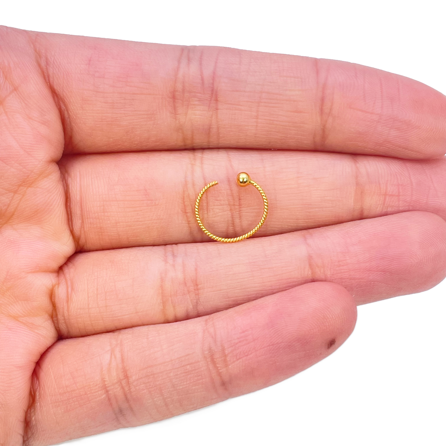 22kt geelgouden kleine touwachtige fijne neusring, diameter 8 mm