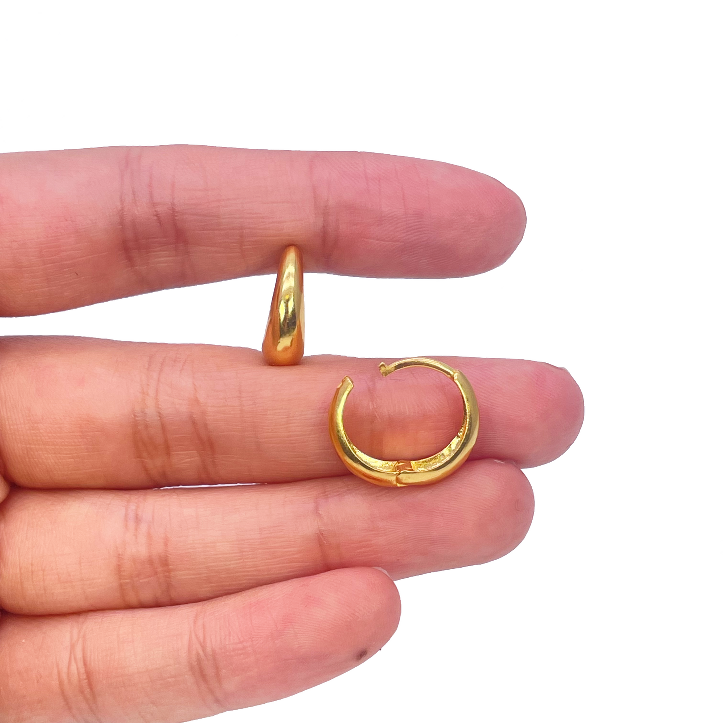 18-karaats geelgouden paar hoogglanzende koepelvormige oorringen met huggie sluiting, diameter 10,8 mm