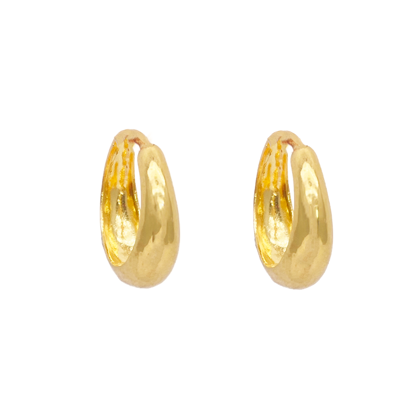 18-karaats geelgouden paar hoogglanzende koepelvormige oorringen met huggie sluiting, diameter 10,8 mm