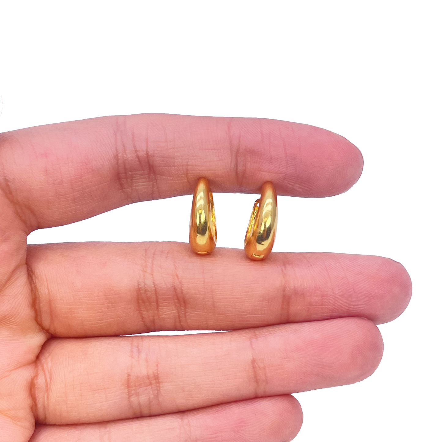 18-karaats geelgouden paar hoogglanzende koepelvormige oorringen met huggie sluiting, diameter 10,8 mm