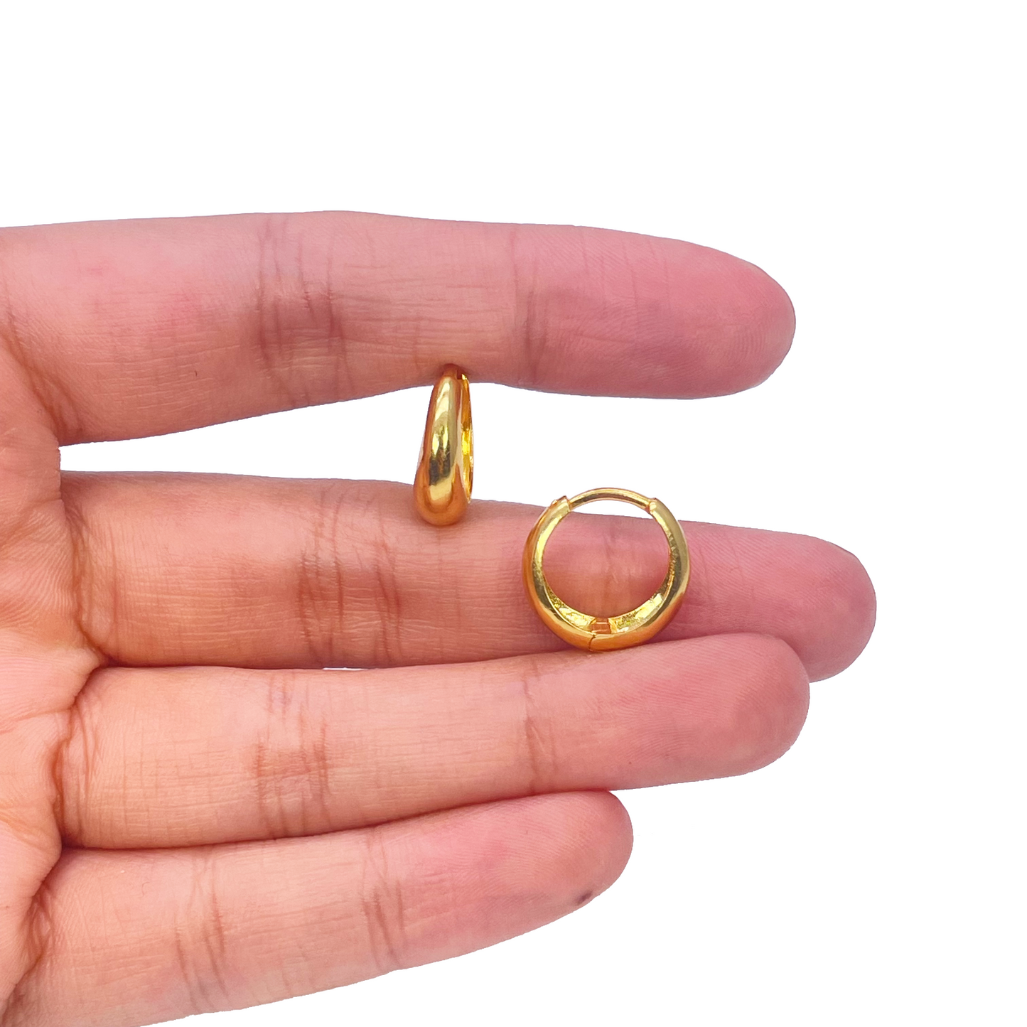 18-karaats geelgouden paar hoogglanzende koepelvormige oorringen met huggie sluiting, diameter 10,8 mm
