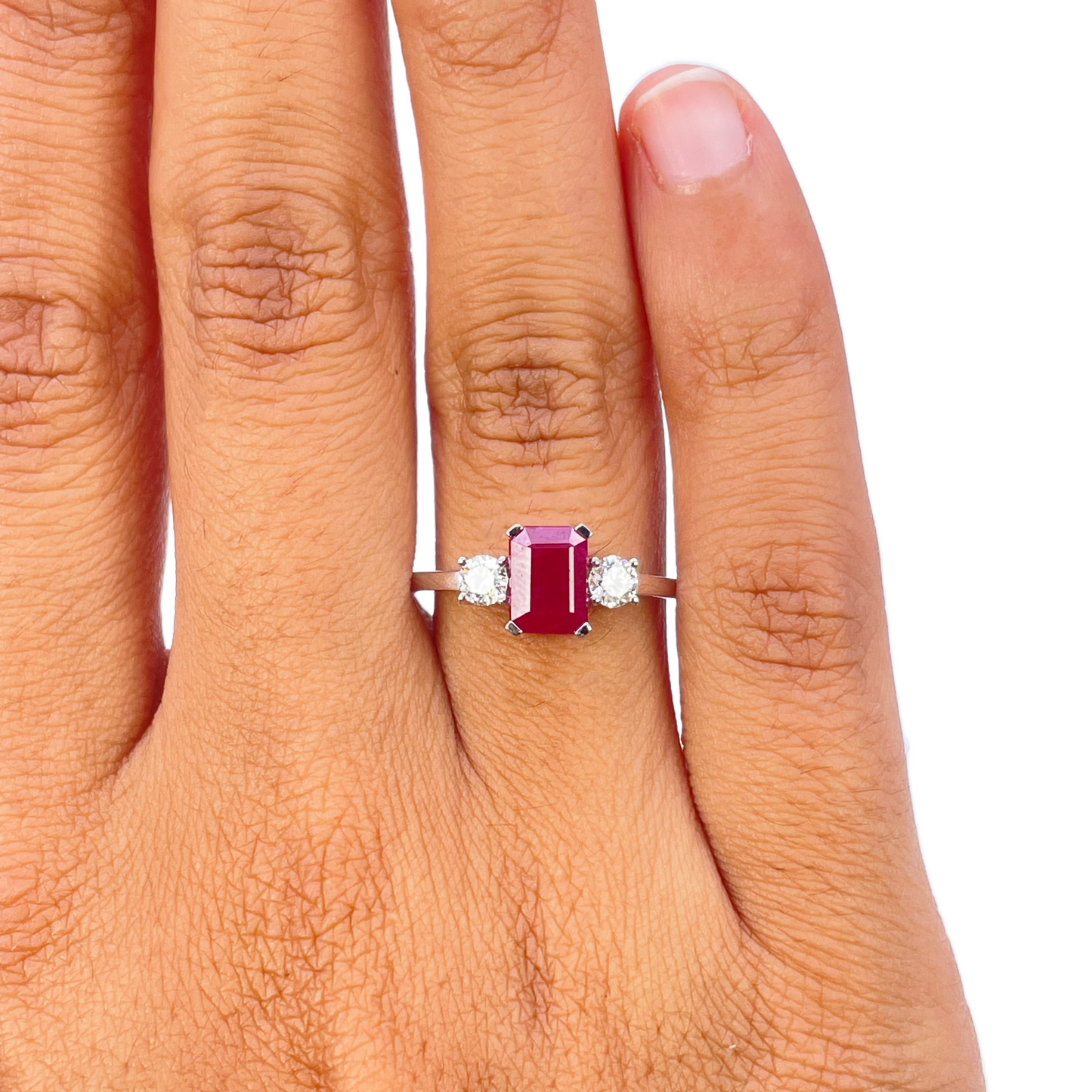 18 kt witgouden natuurlijke smaragd geslepen robijn & ronde diamant trilogie ring 1,45 ct