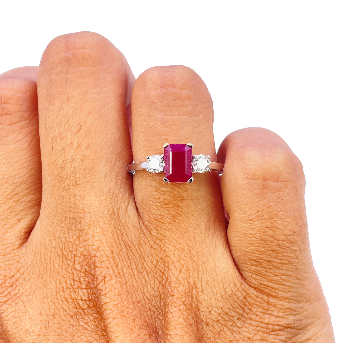 18 kt witgouden natuurlijke smaragd geslepen robijn & ronde diamant trilogie ring 1,45 ct