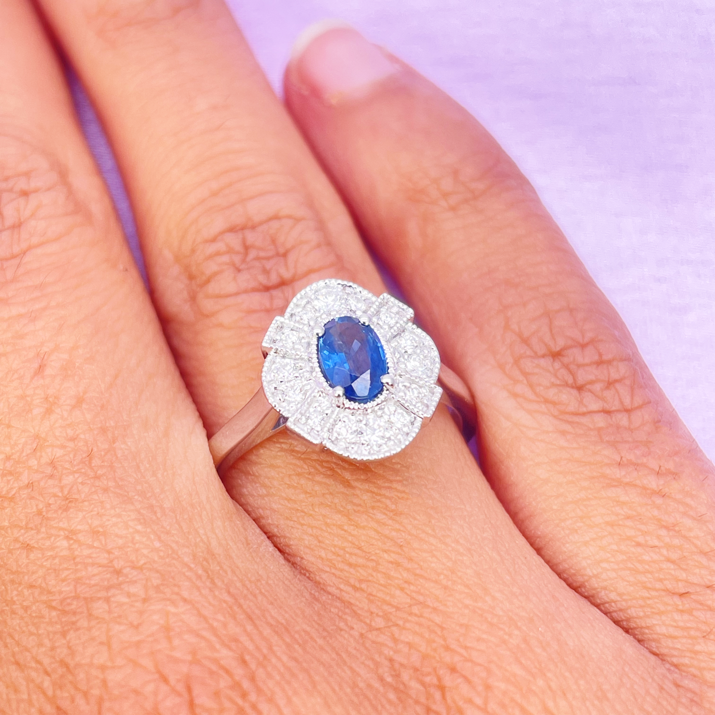 18 kt witgouden ovale blauwe saffier & diamant cluster milgrain ring 0,65 ct