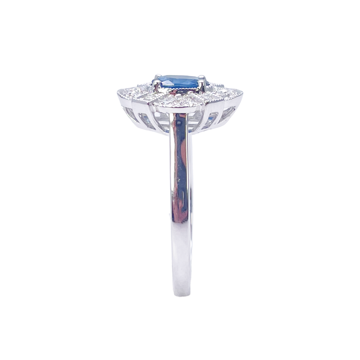 18 kt witgouden ovale blauwe saffier & diamant cluster milgrain ring 0,65 ct