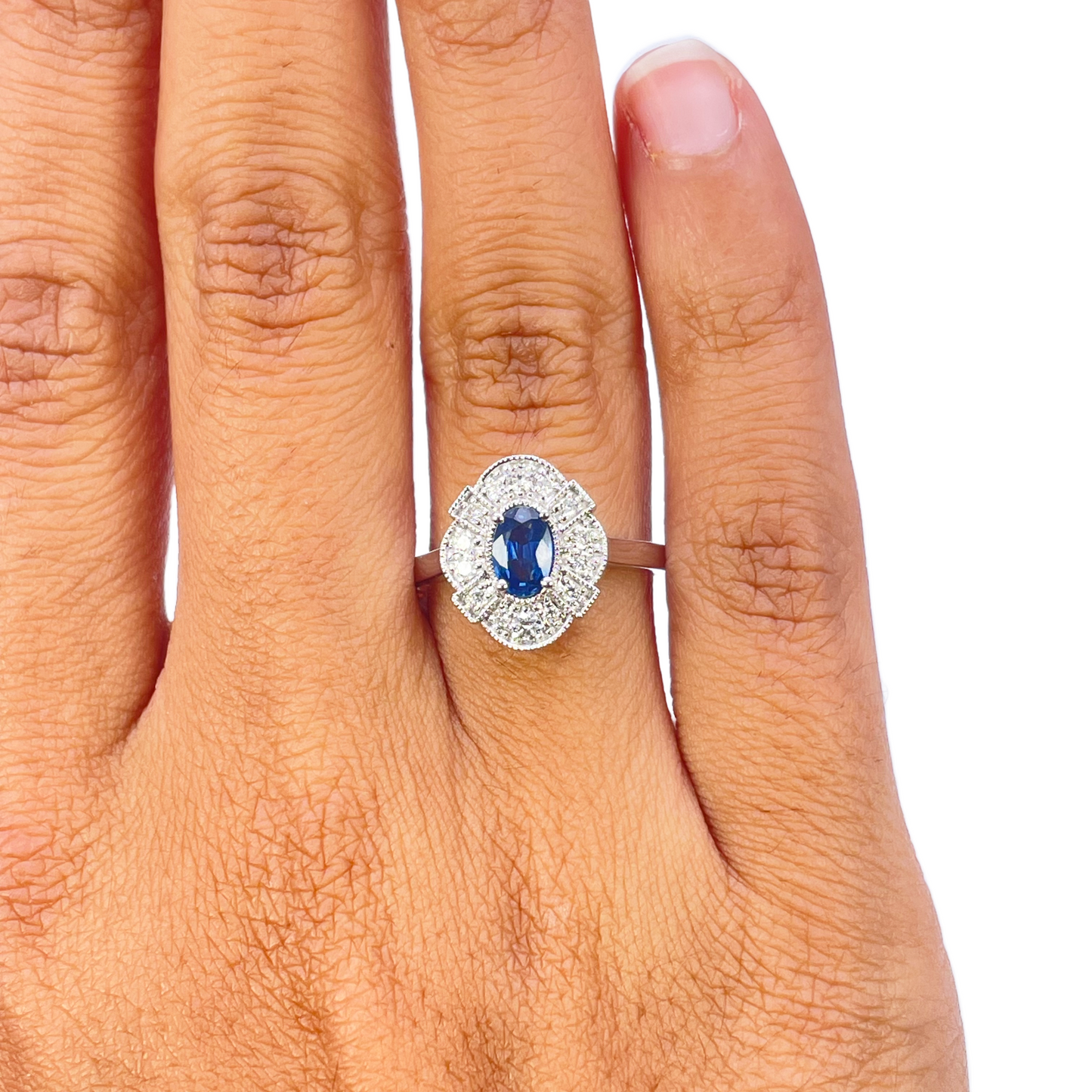 18 kt witgouden ovale blauwe saffier & diamant cluster milgrain ring 0,65 ct