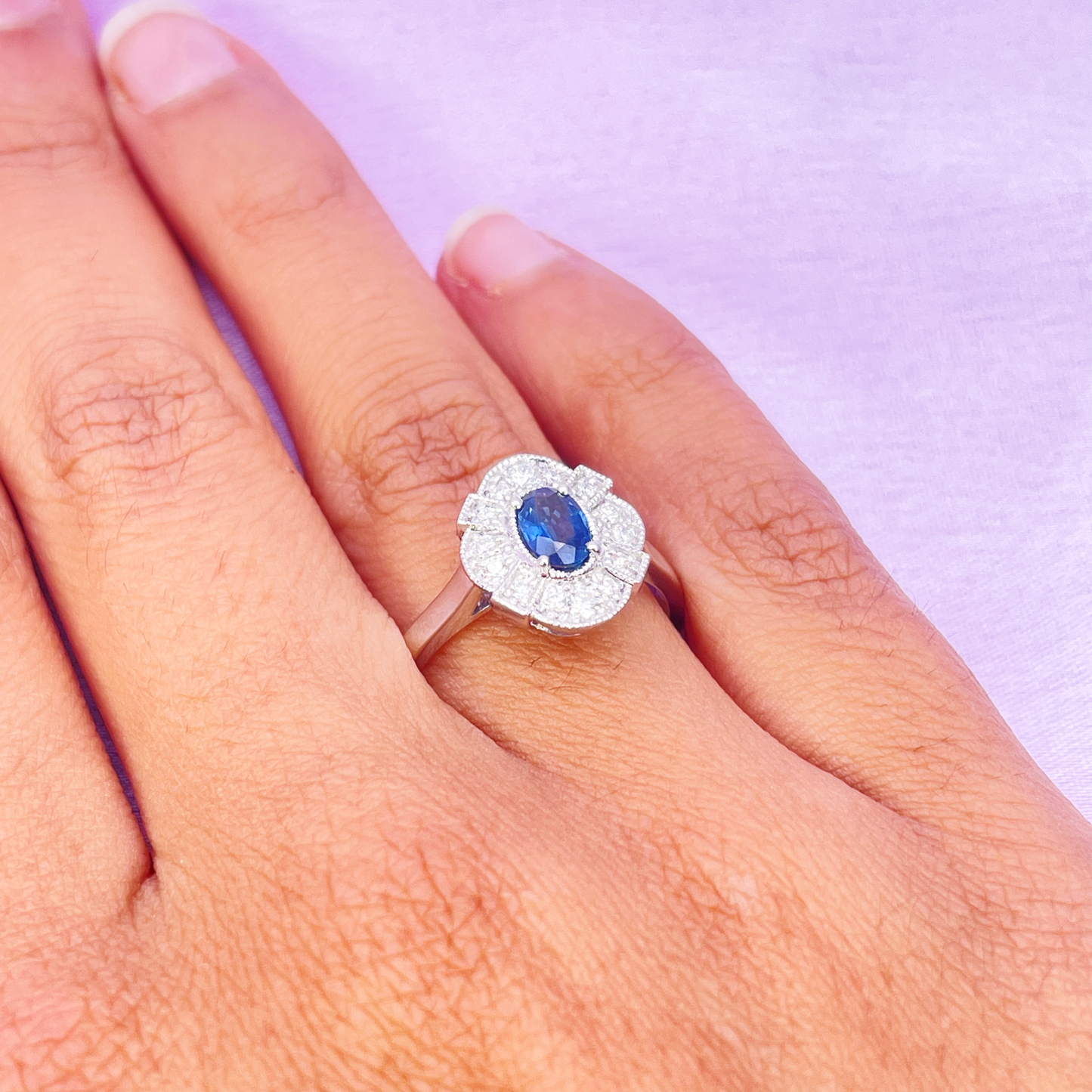 18 kt witgouden ovale blauwe saffier & diamant cluster milgrain ring 0,65 ct