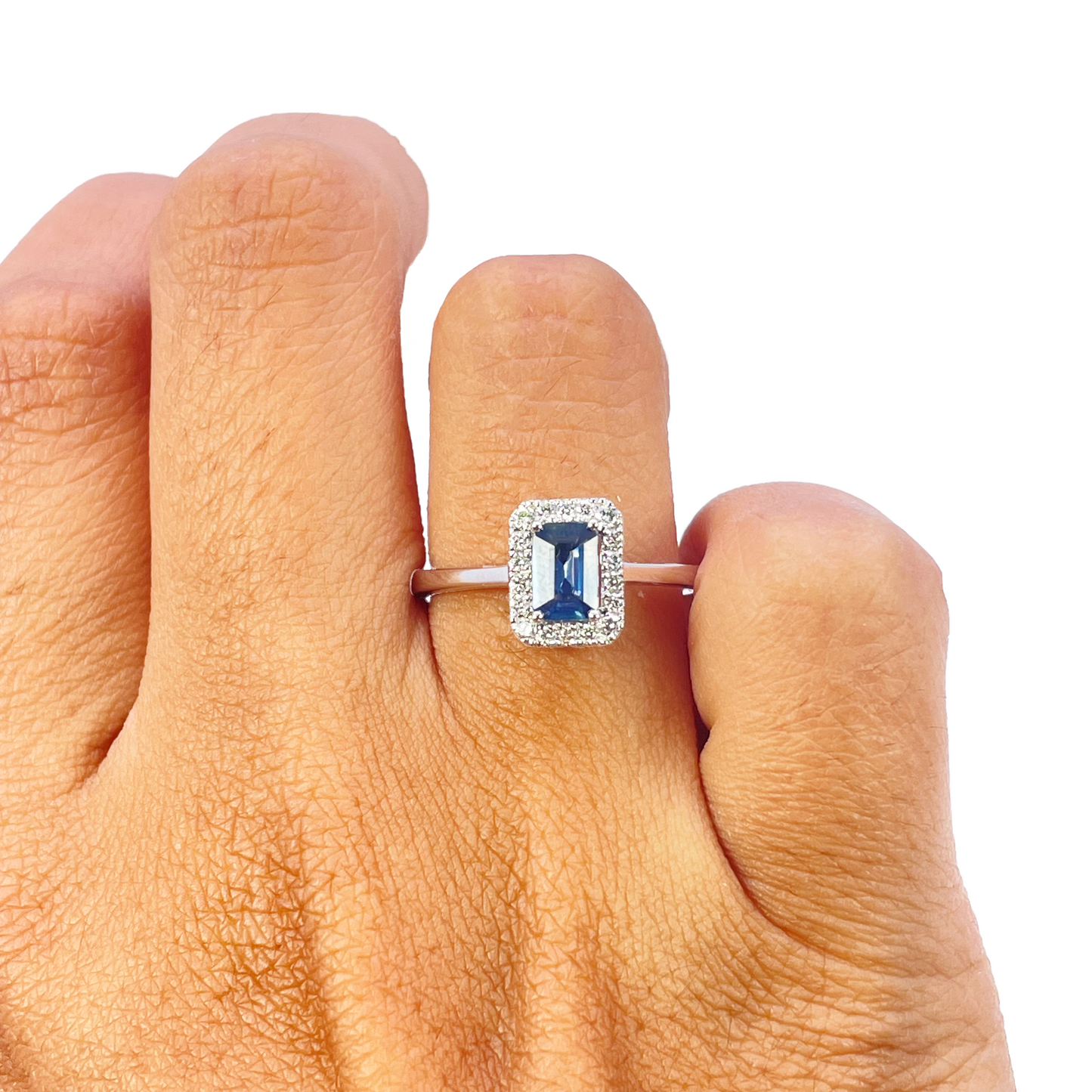18 karaat witgouden smaragd geslepen blauwe saffier & diamant halo ring 0,79 ct