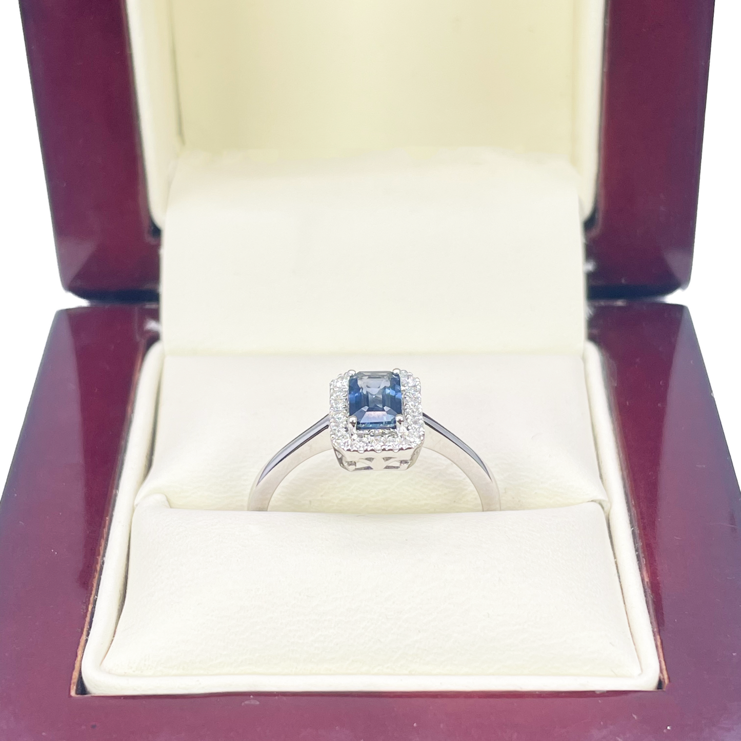 18 karaat witgouden smaragd geslepen blauwe saffier & diamant halo ring 0,79 ct