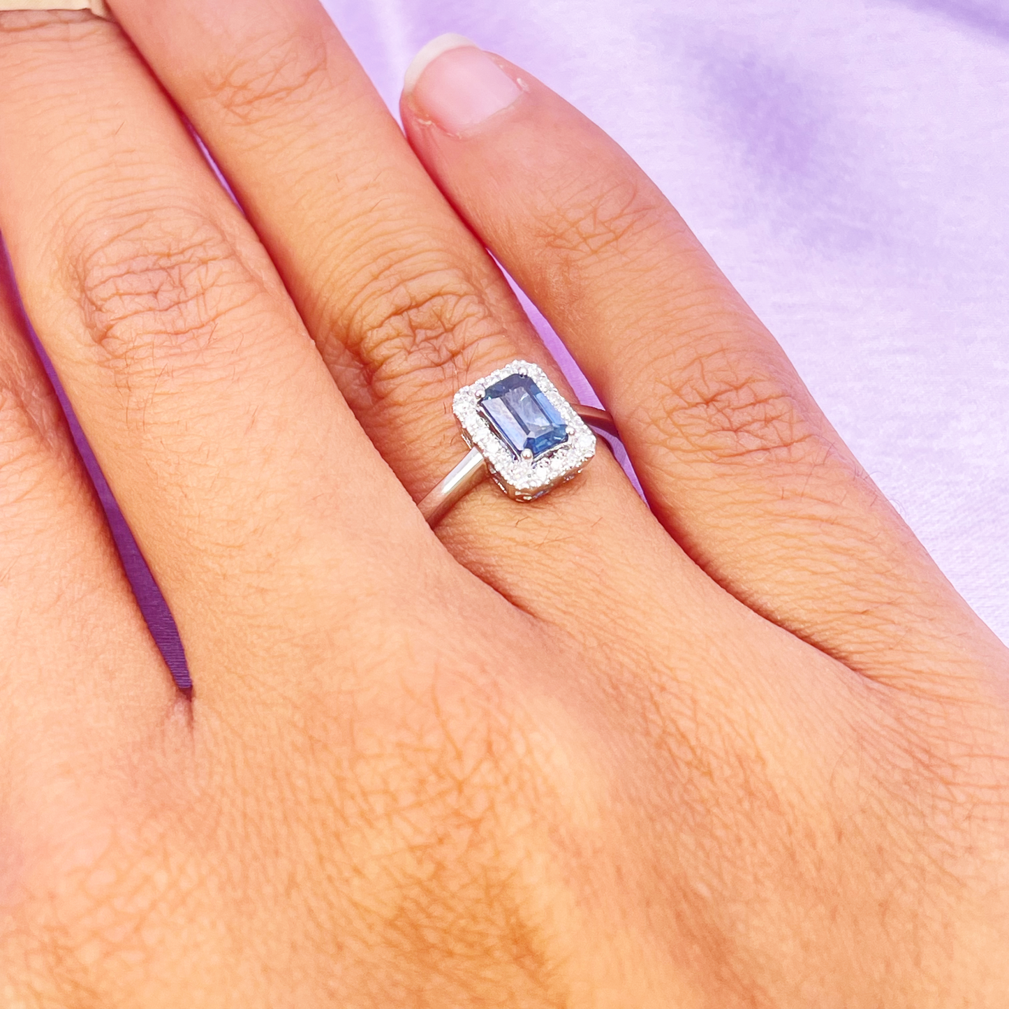 18 karaat witgouden smaragd geslepen blauwe saffier & diamant halo ring 0,79 ct