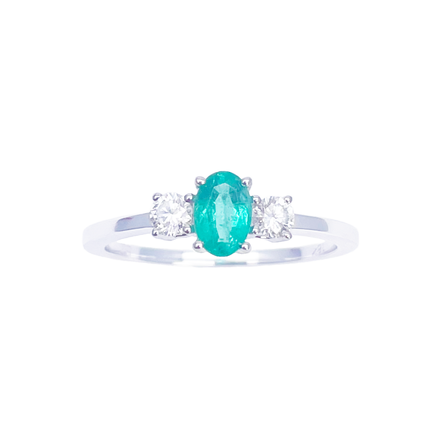 18-karaats gouden ring met smaragd en diamant, natuurlijke ronde en ovale slijpvorm, drie stenen 0,60ct