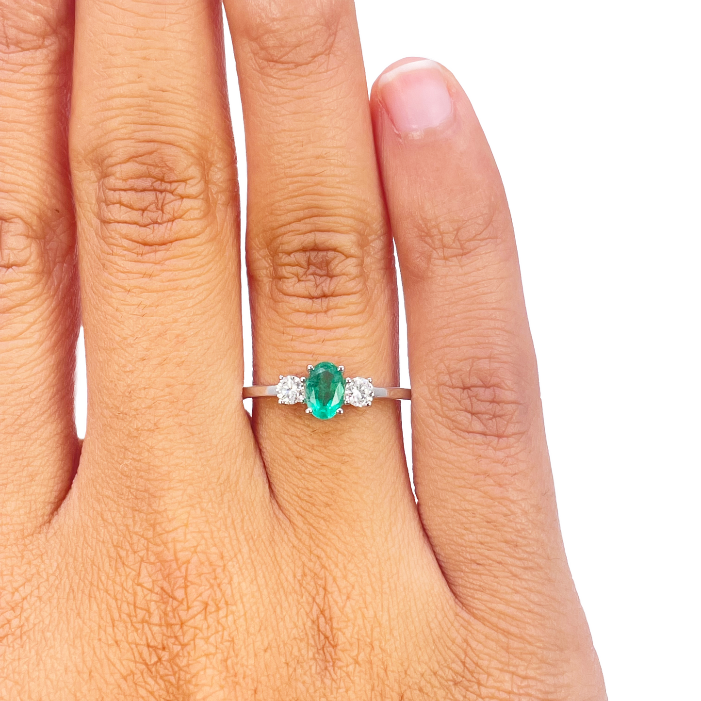 18-karaats gouden ring met smaragd en diamant, natuurlijke ronde en ovale slijpvorm, drie stenen 0,60ct
