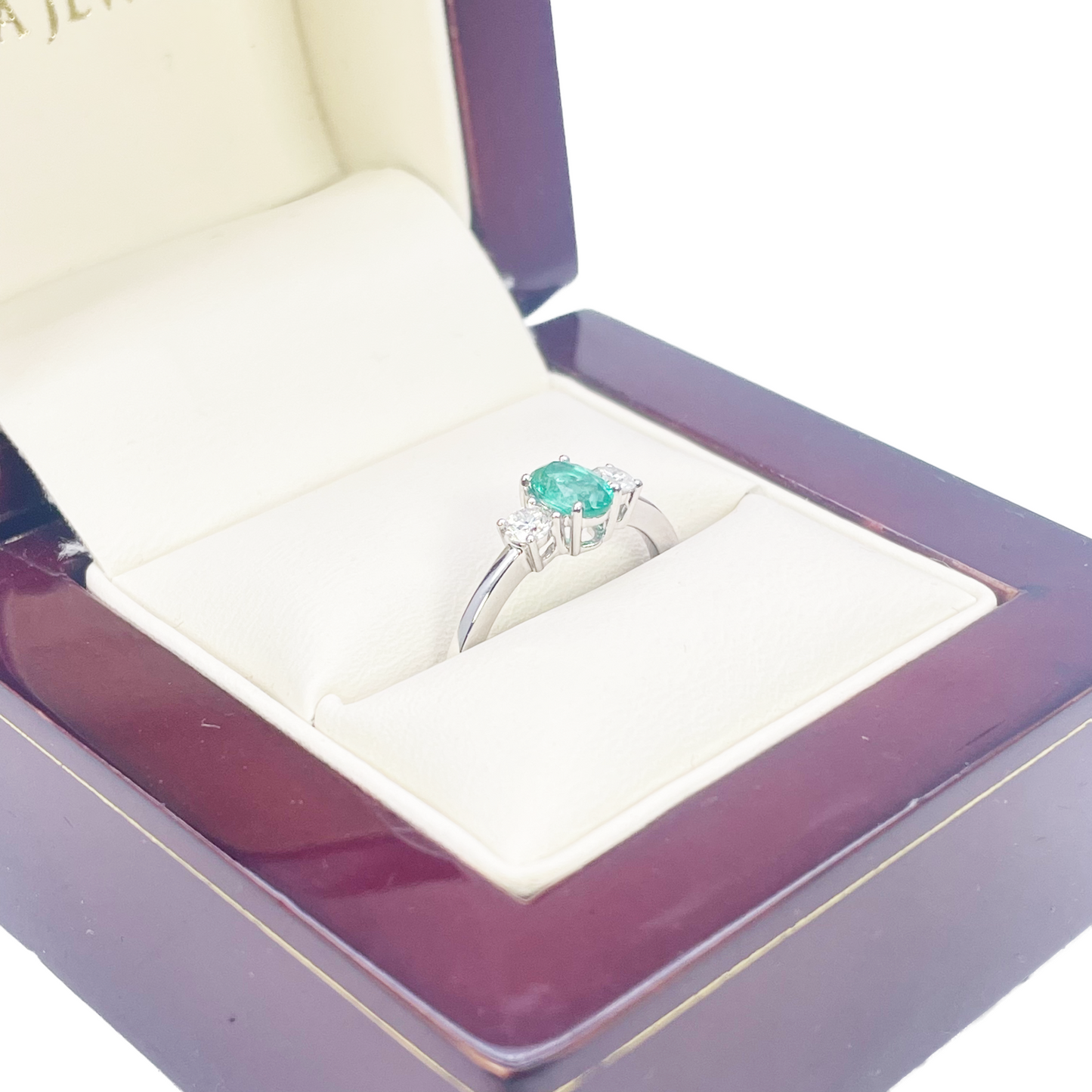18-karaats gouden ring met smaragd en diamant, natuurlijke ronde en ovale slijpvorm, drie stenen 0,60ct