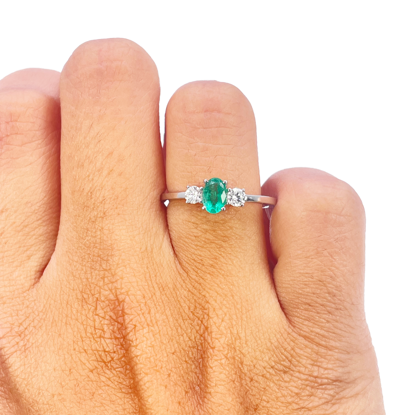 18-karaats gouden ring met smaragd en diamant, natuurlijke ronde en ovale slijpvorm, drie stenen 0,60ct